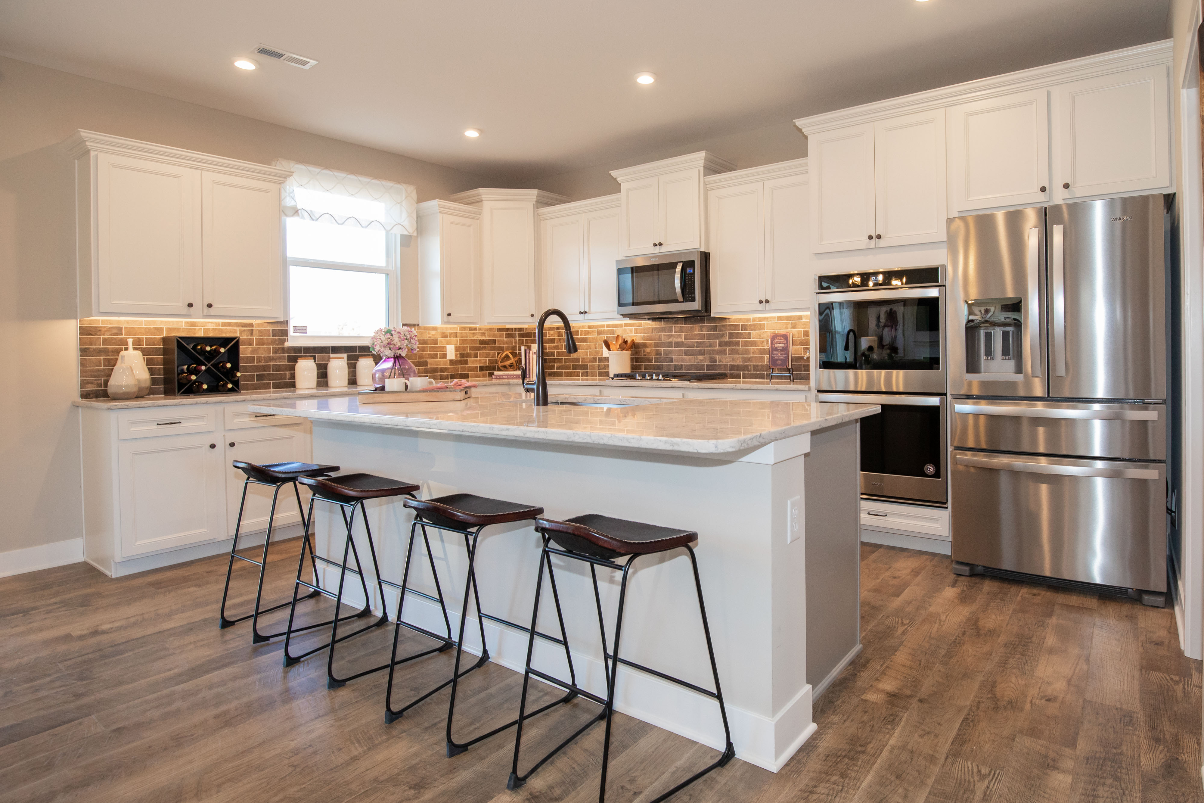 Kitchen with eat-in dining / Entertainers’ kitchen with large island