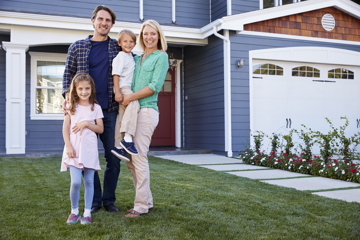 A happy family standing in front of thier Beazer home